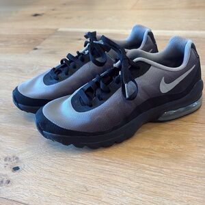 Nike Air Max Invigor sneakers size 6Y